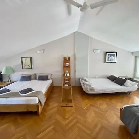 Top Floor 2-Bed, New Kitchen & Bathroom Near Arena * プーラ