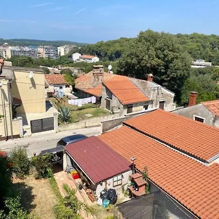 Top Floor 2-Bed, New Kitchen & Bathroom Near Arena * プーラ