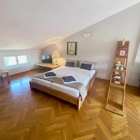 Top Floor 2-Bed, New Kitchen & Bathroom Near Arena アパート プーラ