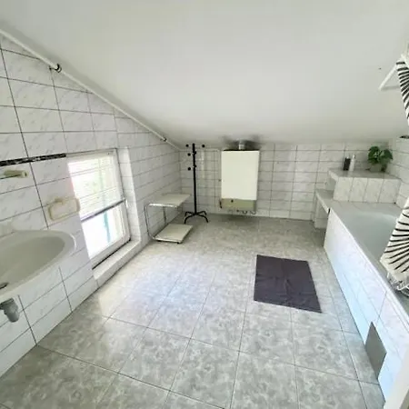 Floor 2-bed, New Kitchen & Bathroom Near Arena *