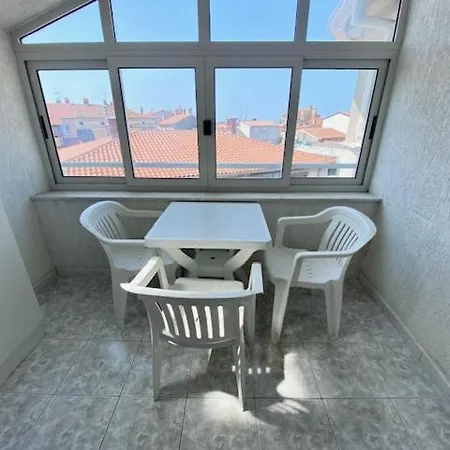 Top Floor 2-Bed, New Kitchen & Bathroom Near Arena Apartamento Pula