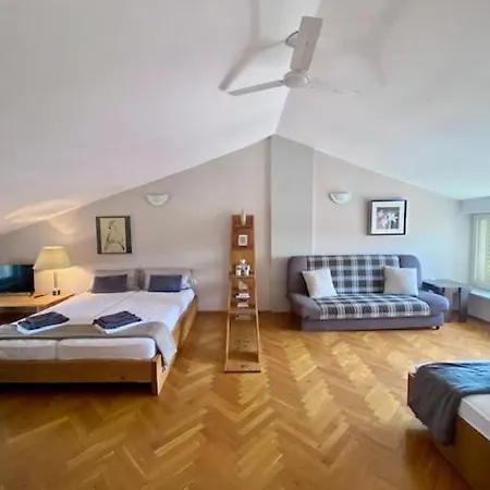 Top Floor 2-Bed, New Kitchen & Bathroom Near Arena *