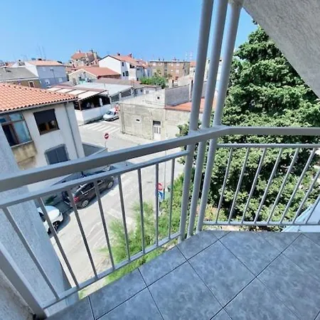Top Floor 2-Bed, New Kitchen & Bathroom Near Arena Apartamento