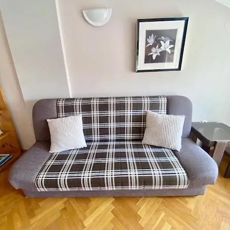 Top Floor 2-Bed, New Kitchen & Bathroom Near Arena Pula