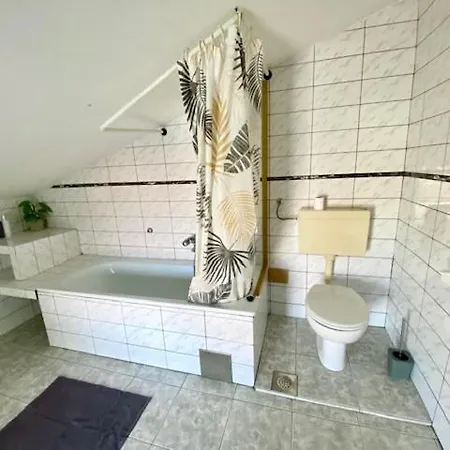 Top Floor 2-Bed, New Kitchen & Bathroom Near Arena *