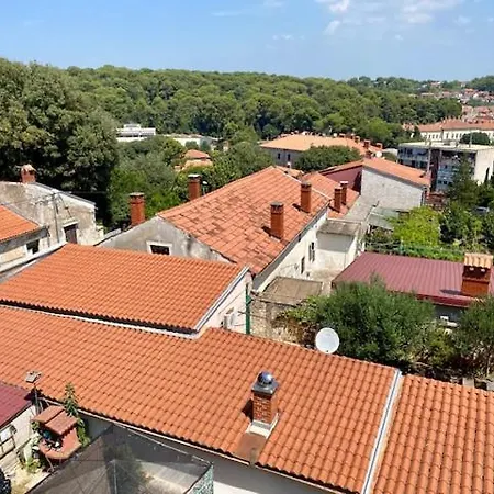 Floor 2-bed, New Kitchen & Bathroom Near Arena Pula