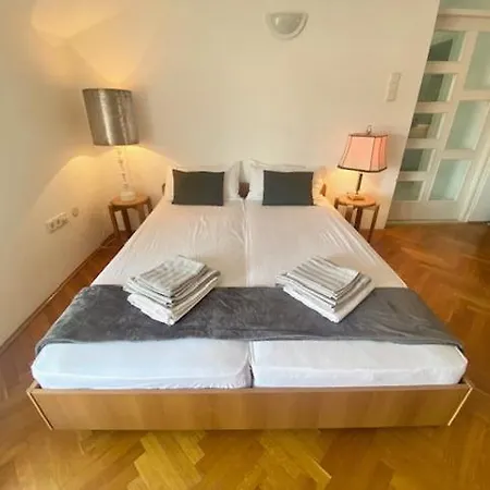 Top Floor 2-Bed, New Kitchen & Bathroom Near Arena Apartamento *