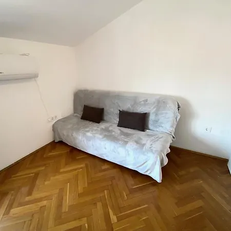 Floor 2-bed, New Kitchen & Bathroom Near Arena Apartmán Pula