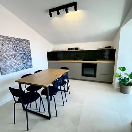 Floor 2-bed, New Kitchen & Bathroom Near Arena Apartmán *