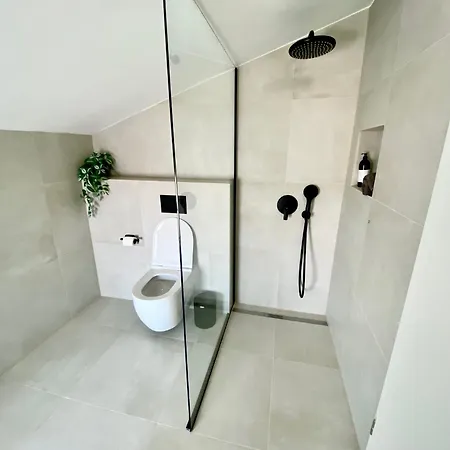 Floor 2-bed, New Kitchen & Bathroom Near Arena Apartmán